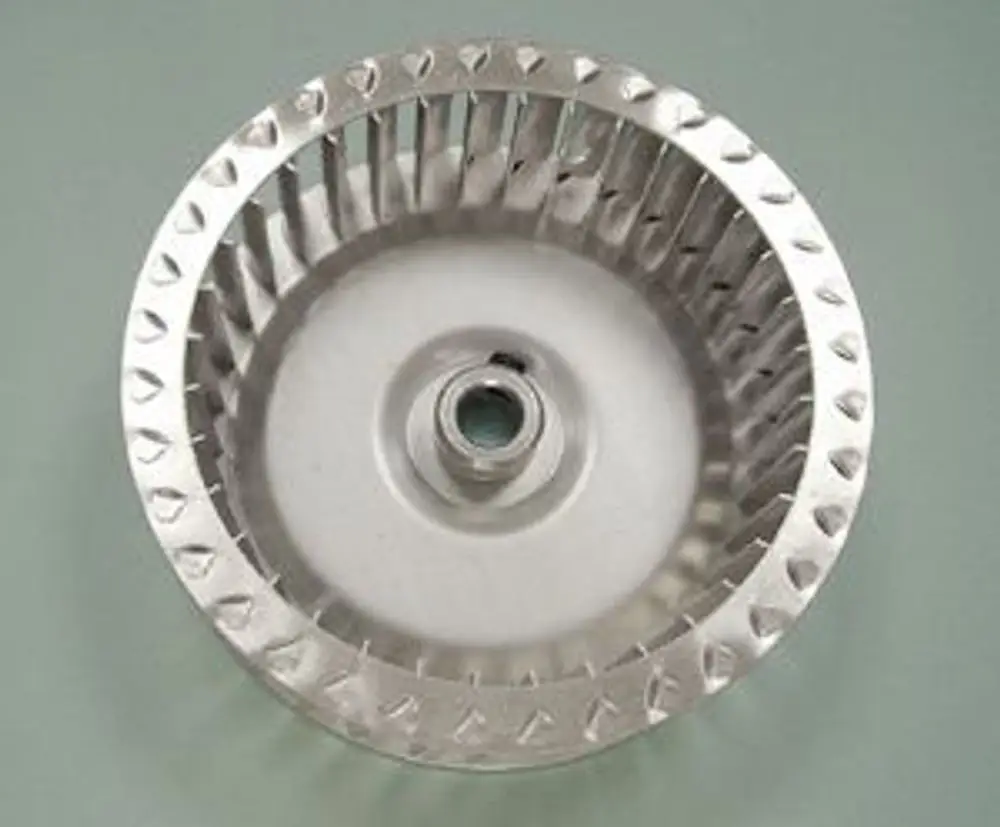 Remeha Gebläserad aus Aluminium mit offenen Lamellen und zentralem Befestigungspunkt, geeignet für verschiedene Luftstromanwendungen.